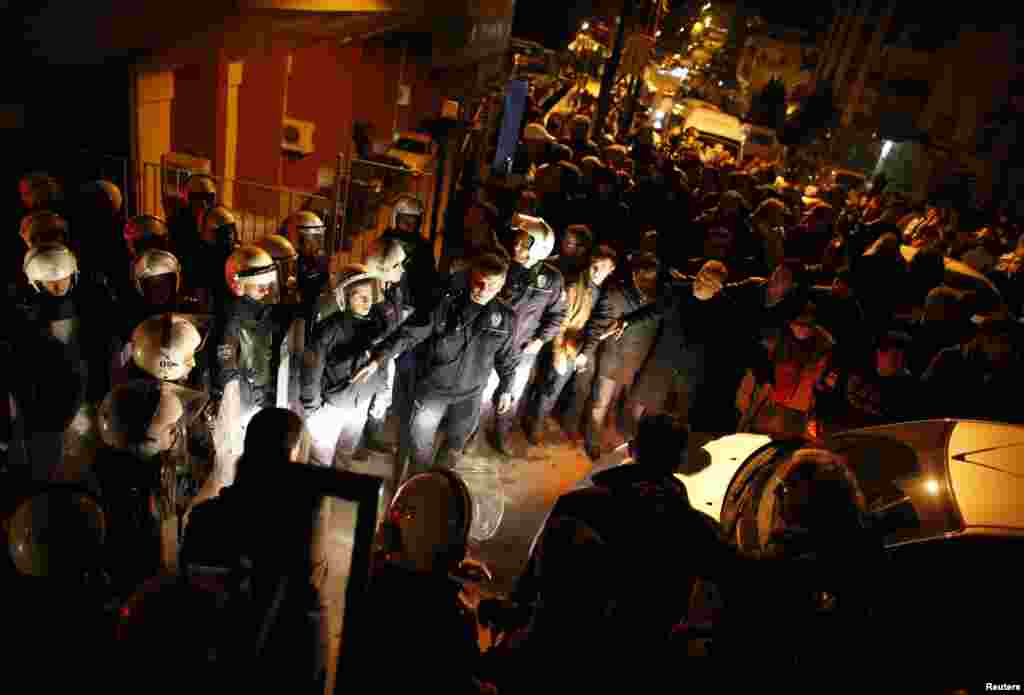 Polisi huru-hara menjaga pintu masuk Komite Pemilu Cankaya, pusat pengumpulan suara lolak di Ankara, 31 Maret 2014.