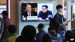 چاک شومر رهبر اکثریت دموکرات در سنای آمریکا در یک کنفرانس خبری درباره کمک مالی جدید به مشاغل و مردم آمریکا شرکت کرد. دولت بایدن امیدوار است با اکثریت دموکرات‌ها در دو نهاد کنگره، طرح جدید را به زودی اجرایی کند. 