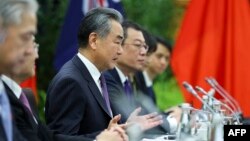 চীনের পররাষ্ট্র মন্ত্রী ওয়াং ওয়াই (মাঝে) নিউ জিল্যান্ডের পররাষ্ট্র বিষয়ক মন্ত্রী উইন্সটন পিটার্সের (ছবিতে অনুপস্থিত) সঙ্গে পার্লামেন্টে দ্বিপাক্ষিক বৈঠকে কথা বলছেন। ওয়েলিংটন, ১৮ মার্চ, ২০২৪।