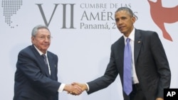 Presiden AS Barack Obama dan Presiden Kuba Raul Castro bertemu di sela-sela KTT negara-negara Amerika di Panama City (11/4). (AP/Pablo Martinez Monsivais)