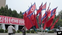 지난 2016년 8월 북한 선군절을 맞아 평양 거리에 인공기가 걸려있다.