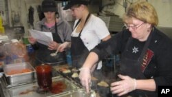 ພາບປະກອບ-ພະນັກງານຂອງບໍລິຈັດຮັບຈັດອາຫານ Fitz Vogt Catering ກໍາລັງກຽມອາຫານ 1,000 ຈານຕໍ່ມື້ ເພື່ອສົ່ງໃຫ້ແກ່ເຮືອນທີ່ເປັນສູນລວມຜູ້ສູງອາຍຸ ໃນພາກກາງຂອງລັດເວີມອນ.