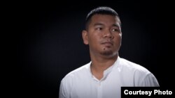 លោក អ៊ូច មករា គឺជាប្រធាន​ផ្នែក​ផលិត​ភាពយន្ត​នៃ​​ស្លឹករឹត​ភាពយន្ត​របស់​មជ្ឈមណ្ឌល​ឯកសារ​​កម្ពុជា។ (រូបថតដោយ Sleuk Rith Motion Picture)