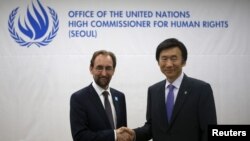 23일 열린 유엔 인권최고대표사무소 서울사무소 개소식에 자이드 라아드 알 후세인 유엔 인권최고대표(왼쪽)와 윤병세 한국 외교부 장관 등이 참석했다.
