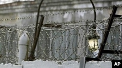 រូបឯកសារ៖ ទិដ្ឋភាព​ខាង​ក្រៅនៃ​​ពន្ធនាគារមួយ។