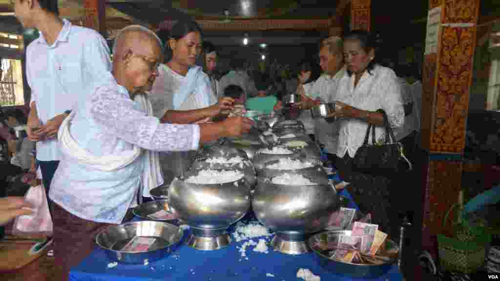 ពុទ្ធសាសនិក​ធ្វើ​ការ​រាប់​បាត្រ​ ក្នុង​ឱកាស​បុណ្យ​ភ្ជុំបិណ្ឌ​ នៅ​វត្ត​នគរបាជ័យ ​ខេត្ត​កំពង់ចាម កាលពី​ថ្ងៃទី០១ ខែតុលា ឆ្នាំ២០១៦។ (ប៊ុន ប៉េងហ៊ុយ/VOA)