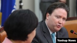 마크 내퍼 미국대사 대리가 14일 서울 여의도 국회에서 더불어민주당 추미애 대표를 만나 발언하고 있다. 