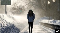 Une femme brave le froid dans Cambridge dans l'Etat du Massachusetts, 15 février 2015. 