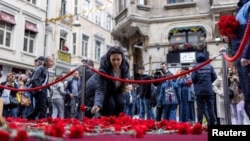 Warga meletakkan bunga untuk memberi penghormatan kepada para korban ledakan hari Minggu (13/11) yang terjadi di Istiklal Avenue, tempat populer bagi para turis, di Istanbul, Turki, Senin 14 November 2022.