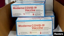 រូបឯកសារ៖ ប្រអប់​​វ៉ាក់សាំង​បង្ការ​ជំងឺ​កូវីដ១៩ របស់​ក្រុមហ៊ុន Moderna ត្រូវ​បាន​ត្រៀម​រៀបចំ​សម្រាប់​ដឹកជញ្ជូន​ទៅ​កាន់​មជ្ឈមណ្ឌល​ចែកចាយ​នៅ​​ក្រុង Olive Branch រដ្ឋ Mississippi ថ្ងៃទី២០ ខែធ្នូ ឆ្នាំ២០២០។
