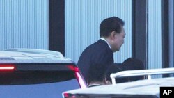 Picha hii inamuonyesha Rais wa Korea Kusini Yoon Suk Yeol akiwasili kwenye ofisi ya idara ya kuchunguza ufisadi huko Gwacheon, Januari 15, 2025. Picha ya AP
