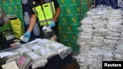Polisi memperlihatkan sebagian barang sitaan hasil operasi pemberantasan narkoba dari sebuah kawasan industri, di markas besar polisi di Malaga, Spanyol, 25 Oktober 2018. (Foto: dok).