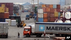 资料照片：印度孟买港的集装箱码头（2017年6月29日）