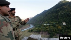 Dua tenatara Pakistan mengawasi kawasan perbatasan dengan India di Chakothi, Kashmir-Pakistan (foto: dok). Pakistan mengatakan tentara India telah menewaskan seorang tentaranya. 