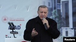 Presiden Turki Tayyip Erdogan menyapa para pendukungnya dalam sebuah acara di Diyarbakir, pada 14 April 2023. (Foto: Reuters/Sertac Kayar)