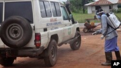 Le personnel de la santé désinfecte l’ambulance après avoir transporté deux malades suspectés d’être infecté du virus Ebola, dans le faubourg de Monrovia, Liberia, le 1er juillet 2015. 