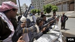Anggota suku Hashid yang berpengaruh di Yaman siaga dengan senjata mereka di ibukota Sanaa (foto: dok.).