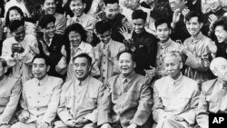 LIU Shao-Chi (ស្តាំ)​ ដែល​មាន​ឈ្មោះ​ថា​ប្រធានាធិបតី​នៃ​ប្រទេ​សចិន​ក្រហម អង្គុយជាមួយ​លោក​ ម៉ៅ​ សេទុង​ខណ​ដែល​ពួកគេ​ចូលរួម​កិច្ច​ប្រជុំ​យុវជន​កុម្មុនីស្ត​ក្នុង​ឆ្នាំ​១៩៥៧។ (AP Photo)