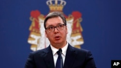 Predsednik Srbije Aleksandar Vučić tokom obraćanja javnosti u kom je objavio uvođenje vanrednog stanja na celoj teritoriji Srbije, zbog pandemije koronavirusa, u Beogradu, 15. marta 2020. (AP Photo/Darko Vojinović)