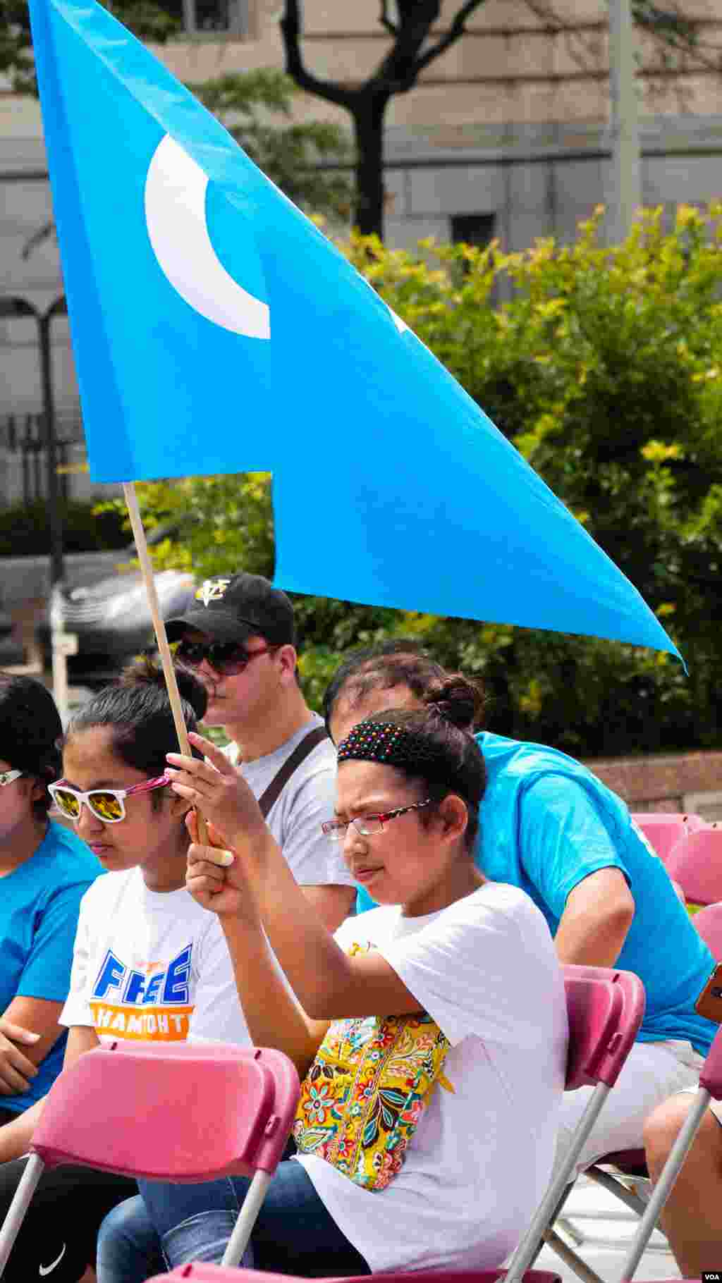 Vashingtonda Uyg&#39;ur madaniy festivali. Tadbirdan so&#39;ng jamoa Xitoy elchixonasi qarshisida norozilik namoyishi o&#39;tkazdi, Vashington, 3-avgust, 2014-yil. Odil Ruzaliev surati