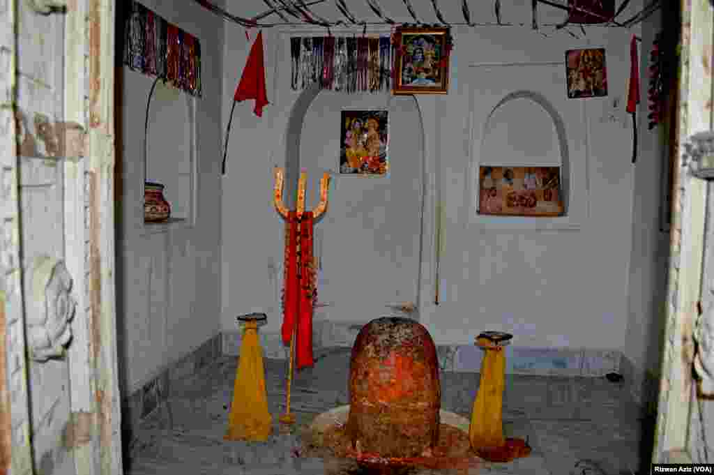 جو ہندو یاتری کٹاس آتے ہیں وہ اپنے دیوتا شیوا کی پوجا بھی کرتے ہیں۔