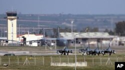 Pesawat jet milik Angkatan Udara Kerajaan Saudi terlihat diparkir di bandara MIliter Incirlik, Turki, 26 Februari 2016. (Foto: dok). 