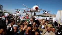 تصویری از یک تجمع اعضا و هواداران حوثی‌ها