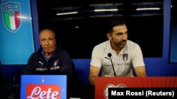 Gianluigi Buffon et le sélectionneur Gian Piero Ventura lors de la conférence de presse d'avant match Italie - Suède, Milan le 12 Novembre 2017 REUTERS/Max Rossi 