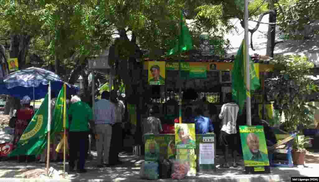 Kibanda kilichojaa mabango ya chama cha CCM mjini Unguja, Zanzibar