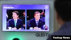 25일 서울 김포공항에서 시민들이 4차 대선후보 TV토론을 시청하고 있다.