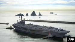 美国海军华盛顿号航空母舰驶离韩国釜山港参加军演