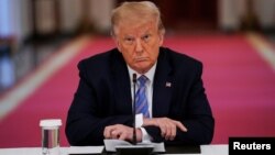 រូប​ឯកសារ៖ អតីត​ប្រធានាធិបតី​អាមេរិក​​លោក Donald Trump សម្របសម្រួល​ការ​ប្រជុំ​មួយ​អំពី​ការ​បើក​សាលារៀន​ឡើង​វិញ​ក្នុង​សម័យ​​រាតត្បាត​​ជំងឺ​កូវីដ១៩ នៅ​សេតវិមាន​កាល​ពី​ថ្ងៃ​ទី​៧ ខែ​កក្កដា ឆ្នាំ​២០២០។