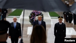 Presiden Donald Trump meletakkan karangan bunga di Makam Prajurit Tak Dikenal dalam peringatan Hari Veteran di Taman Makam Nasional Arlington, di Arlington, Virginia, 11 November 2020. 