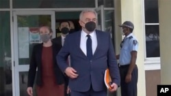 នៅក្នុង​រូបភាព​ដែល​ដកស្រង់​ពី​វីដេអូ​នេះ បង្ហាញ​ពី​លោក Kurt Campbell អ្នក​សម្រប​សម្រួលរបស់​សេតវិមាន​សម្រាប់​តំបន់​ឥណ្ឌូប៉ាស៊ីហ្វិក ពេលលោក​ទៅ​ដល់​អាកាសយានដ្ឋាន​ក្នុង​ទីក្រុង Honiara នៃ​កោះ Solomon កាលពី​ថ្ងៃទី២២ ខែមេសា ឆ្នាំ២០២២។