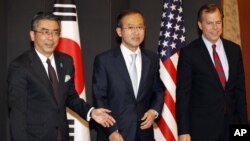 South Korea's chief nuclear envoy Lim Sung-nam, center, his Japanese counterpart Shinsuke Sugiyama, left, and U.S. envoy on North Korea Glyn Davies pose before talks in Seoul, South Korea, May 21, 2012. 