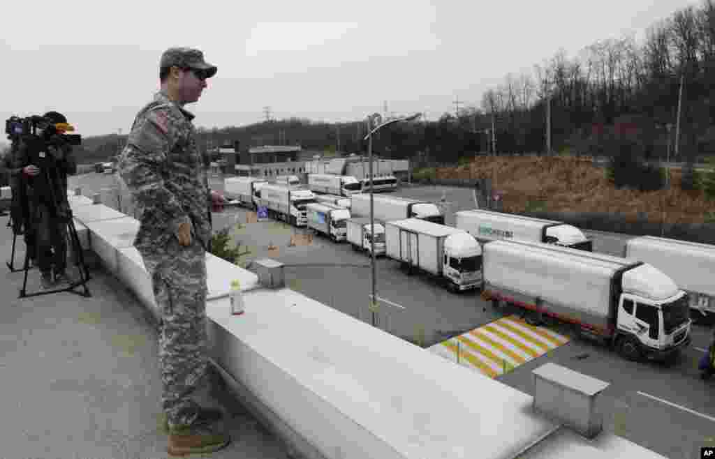 Kendaraan-kendaraan dari Korea Selatan kembali dari kompleks industri gabungan di kota Kaesong, Korea Utara, diawasi oleh tentara Amerika Serikat di pos cukai, imigrasi dan karantina, dekat zona demilitarisasi (28/3). (AP/Ahn Young-joon)