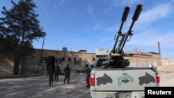 Anggota Pasukan Demokratik untuk Suriah berjaga di sekitar penjara provinsi Hasaka, Suriah (26/2). Penjara ini menurut mereka dikuasai oleh pejuang ISIS. 