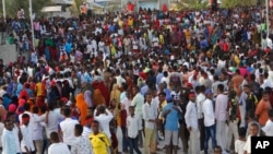 Puluhan ribu orang turun ke jalan-jalan di Mogadishu, Somalia untuk memrotes serangan bom oleh kelompok militan a-Shabab, hari Rabu (18/10).