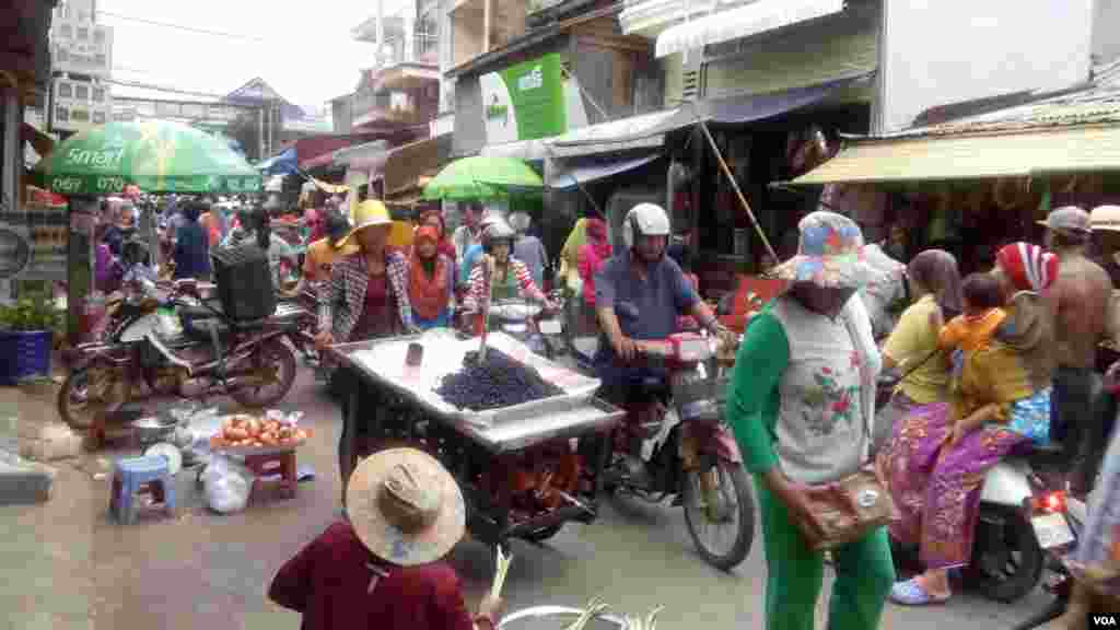 ផ្លែ​ព្រីង​ដាក់​លក់​នៅ​ផ្សារ​ច្រាំង​ចំរេះ​ (ផ្សារ​គីឡូ​លេខ​៧)​ នៅ​ម៉ោង​៥​រសៀល​ ថ្ងៃ​អាទិត្យ​ ទី១២​ ខែ​មិថុនា​ ឆ្នាំ​២០១៦​ នៅ​ក្នុង​ខណ្ឌ​ឫស្សី​កែវ​ រាជធានី​ភ្នំ​ពេញ។ (សើ​ សាយ្យាណា/VOA)