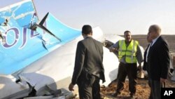 Des enquêteurs près de la carcasse de l'avion russe qui s'est écrasé le 31 octobre 2015 dans le Sinaï. 