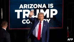 ফাইল ফটোঃ ডলান্ড ট্রাম্প নির্বাচনী প্রচারণার সময় অ্যারিজোনার টুসন শহরের টুসন মিউজিক হলে ভাষণের পর হাত নাড়িয়ে সমর্থকদের অভিনন্দন গ্রহণ করছেন, ১২ সেপ্টেম্বর, ২০২৪। 