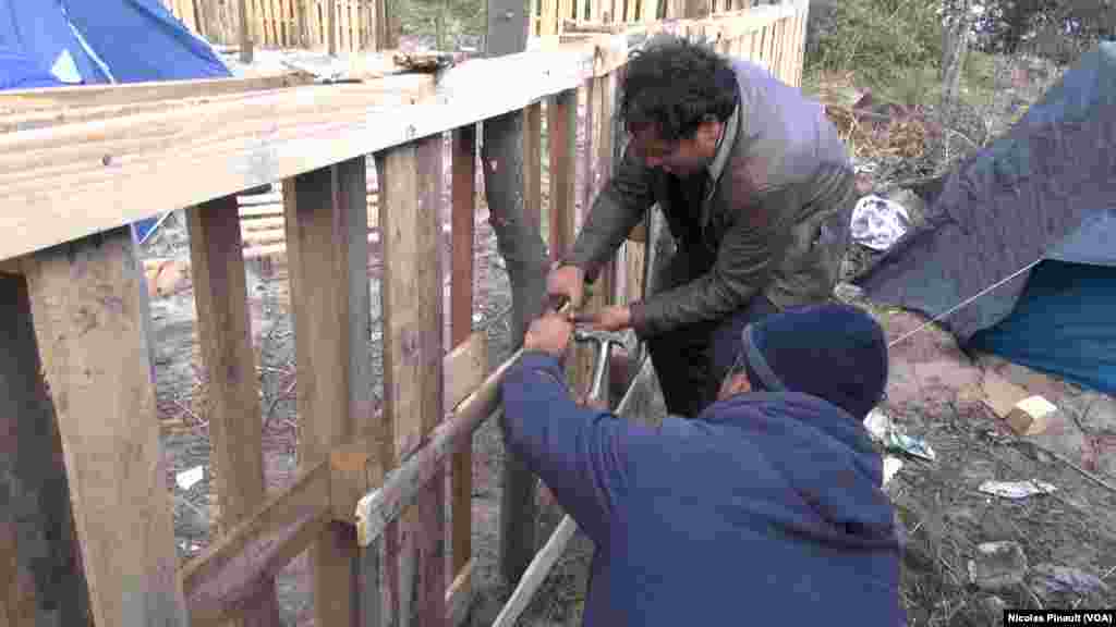 Wasu&nbsp; yan gudun hijira&nbsp; kenan suka&nbsp; giina&nbsp; wa kansu matsugunni a&nbsp; cikin&nbsp; sansanin dake&nbsp; wajen birnin Calais&nbsp; dake&nbsp; arewacin kasar Faransa 10/13/15