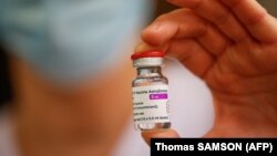 Seorang petugas medisi memegang vaksin Covid-19 produksi AstraZeneca/Oxford (foto: ilustrasi).