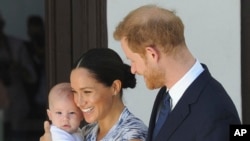 Le prince Harry et Meghan, duchesse du Sussex, tenant leur fils Archie, au Cap, en Afrique du Sud, le 25 septembre 2019.