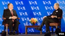 រដ្ឋមន្ត្រីក្រសួងការបរទេសសហរដ្ឋអាមេរិកលោក Mike Pompeo សន្ទនាជាមួយលោក Robert R. Reilly នាយកសំឡេងសហរដ្ឋអាមេរិក VOA នៅទីស្នាក់ការ VOA ក្នុងរដ្ឋធានីវ៉ាស៊ីនតោន ថ្ងៃទី១១ ខែមករា ឆ្នាំ២០២១។