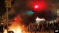 ក្រុម​បាតុករ​ដុត​ភ្លើង​ប្រឆាំង​នឹង​ប៉ូលិស​ក្នុង​ស្រុក Mong Kok ក្រុង​ហុងកុង កាលពី​ថ្ងៃទី៩ ខែកុម្ភៈ ឆ្នាំ២០១៦។