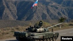 რუსი მშვიდობისმყოფელების ჯავშანტექნიკა სომხეთის საზღვართან