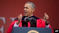 Presiden AS Barack Obama berbicara dalam upacara kelulusan di Rutgers University, New Jersey (15/5). (AP/Evan Vucci)