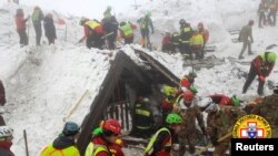 Nhân viên cứu hộ tìm kiếm xung quanh khách sạn Rigopiano ở Farindola, miền trung Ý.