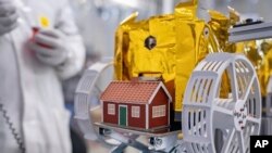 Модель шведского дома, созданная художником Микаэлем Генбергом. Фотография сделана в сентябре 2024 года на объектах ispace в Японии и предоставлена проектом Moonhouse (ispace mission 2 via AP)